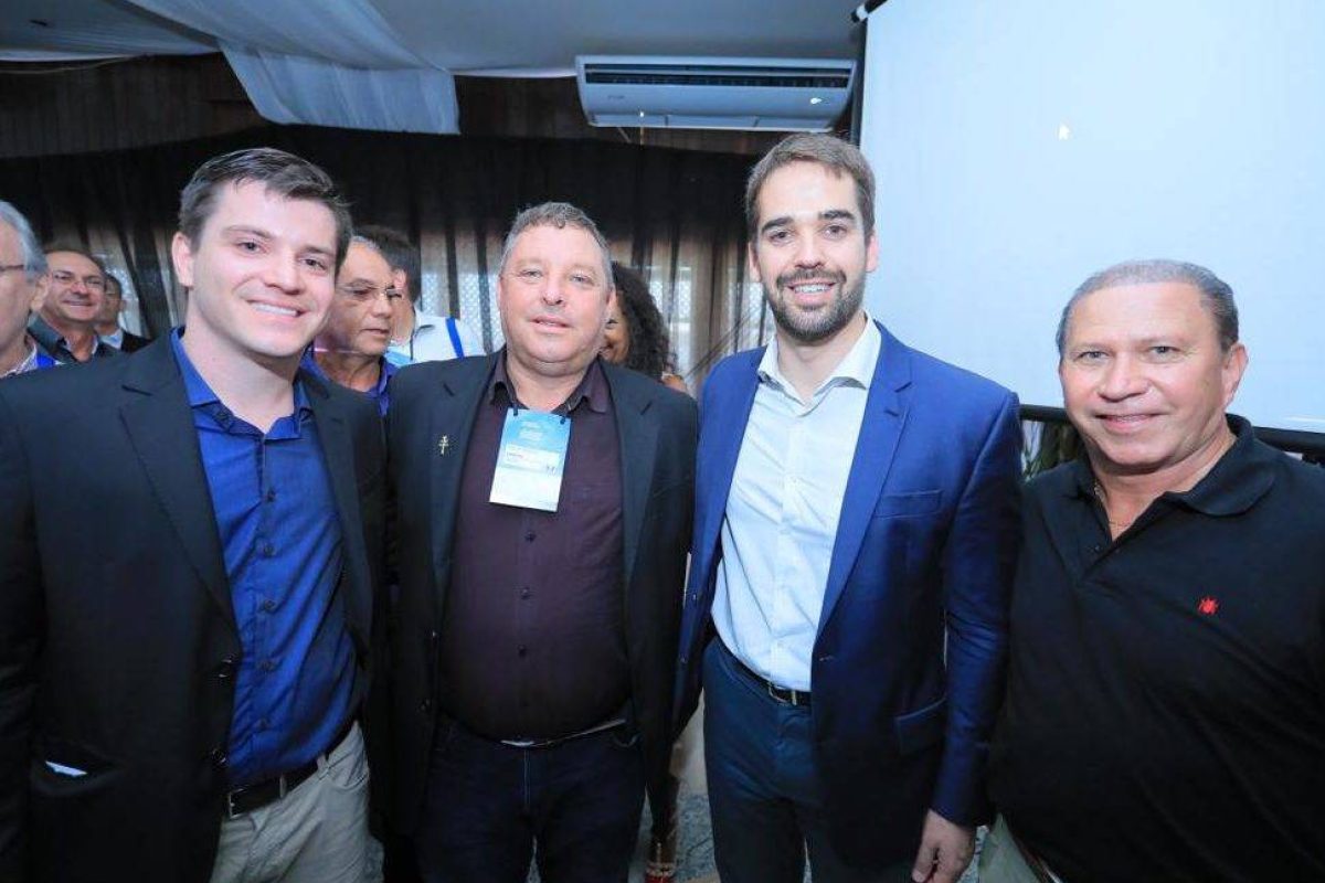 Secretario da Fazenda de Rolador, Augusto de Pelegirn, presidente da AMM e prefeito de Rolador Paulo Peixoto, governador Eduardo Leite e vice-prefeito de Rolador Mauro dos Santos