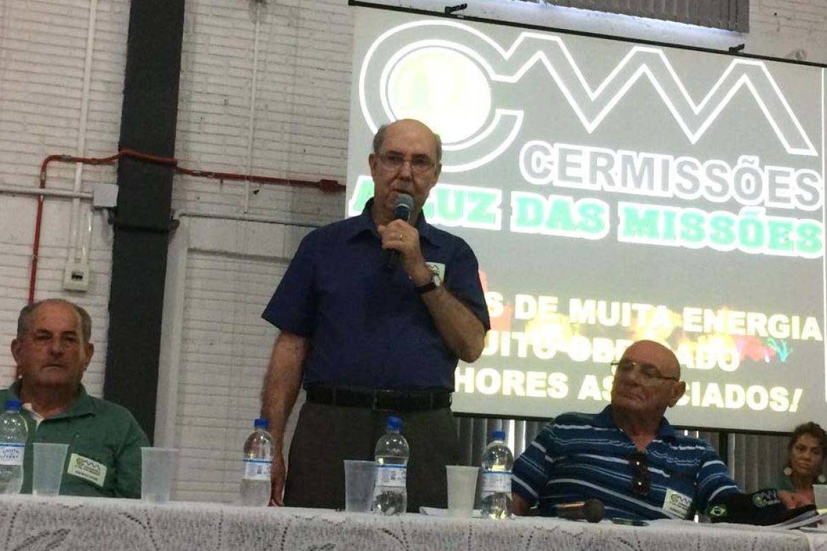 Diamantino Marques dos Santos fala aos presentes na assembleia. Foto: Genaro Caetano/Rádio Missioneira