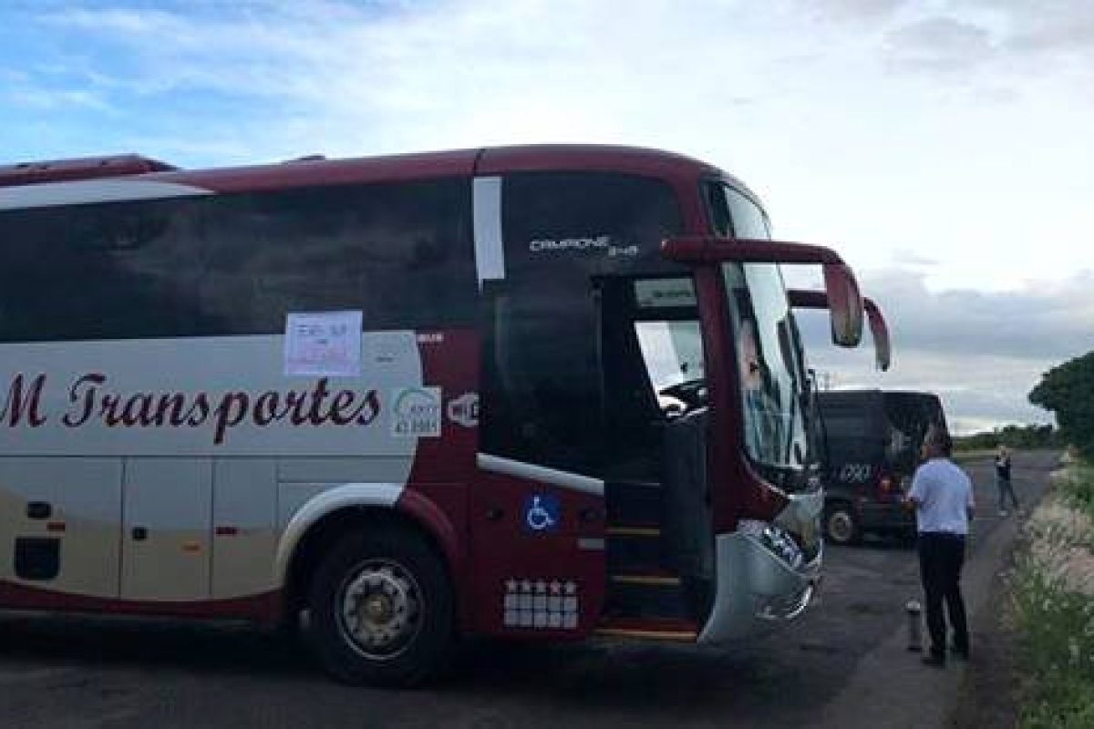 Veículos são utilizados para bloquear o trânsito próximo ao trevo de Itacurubi. Foto: divulgação