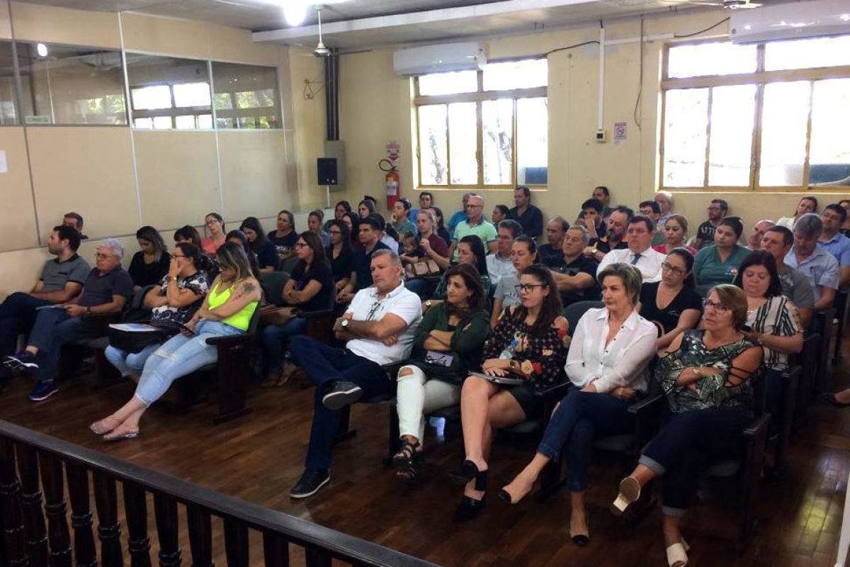 Público acompanhou atentamente o desenrolar dos trabalhos. Fotos: Genaro Caetano e Nivaldo Maciel/Rádio Missioneira