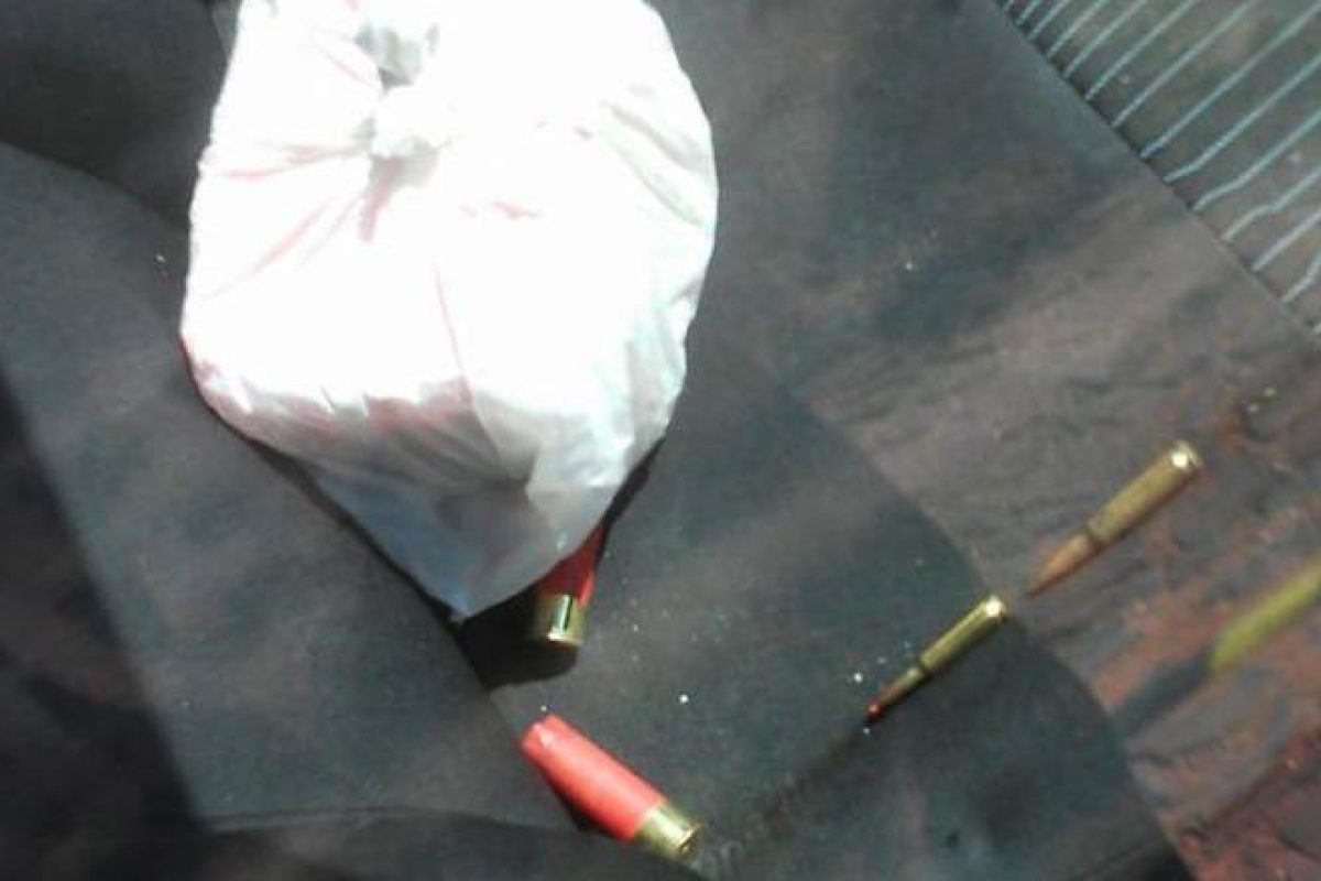 Cartuchos deixados em um dos veículos apontam para armamento pesado. Foto: divulgação