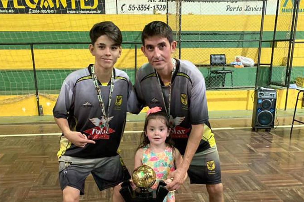 Vitor Batista e seu pai, Antônio Vitor, com o título da Taça Porto Xavier 53 anos. Fotos: CMD Porto Xavier