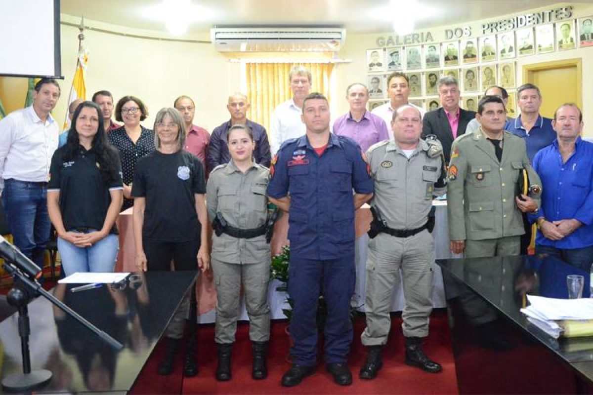 Homenageados e vereadores posam para foto oficial. Fotos: Genaro Caetano/Rádio Missioneira