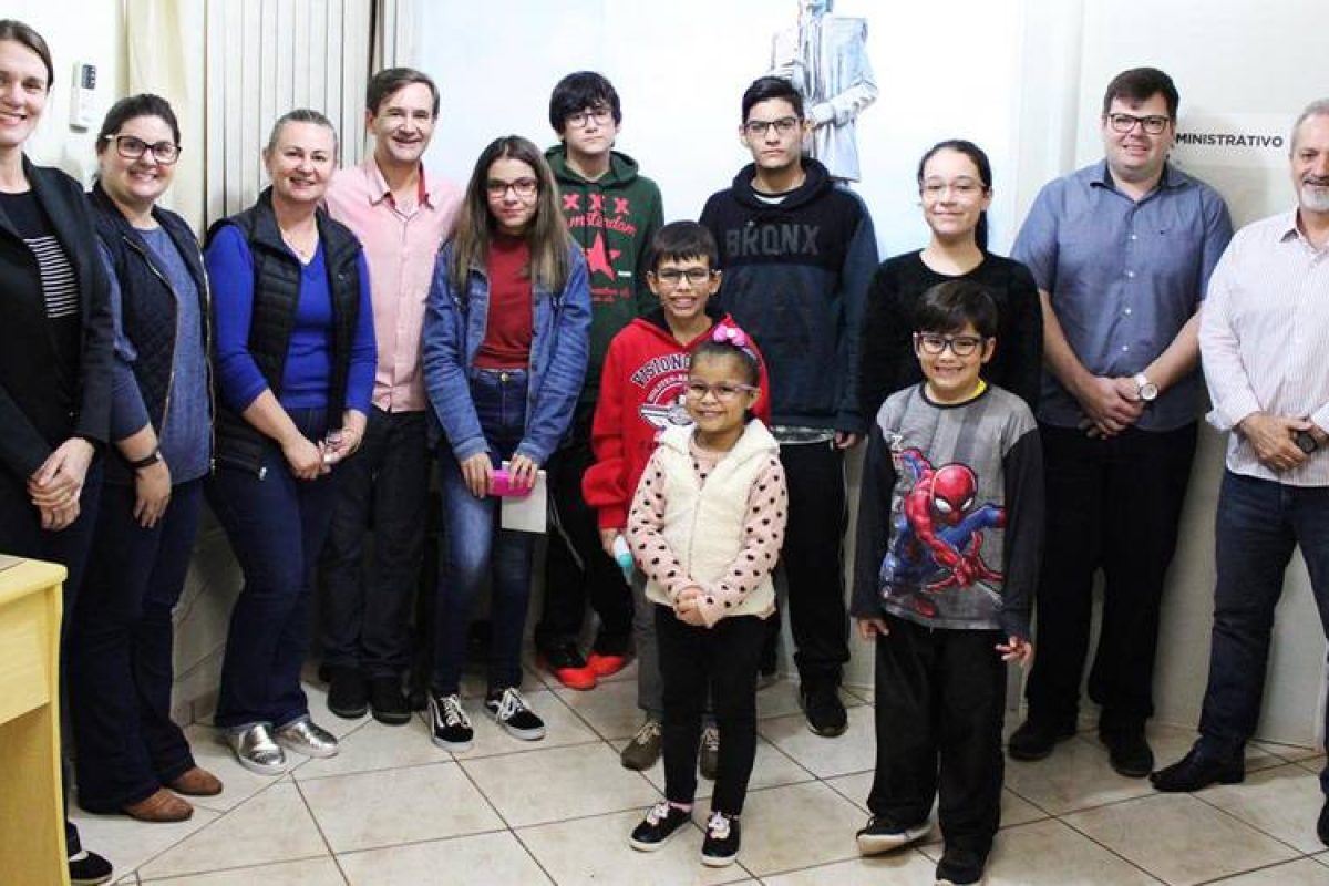 Crianças e adolescentes receberem os óculos gratuitamente. Fotos: Assessoria Prefeitura
