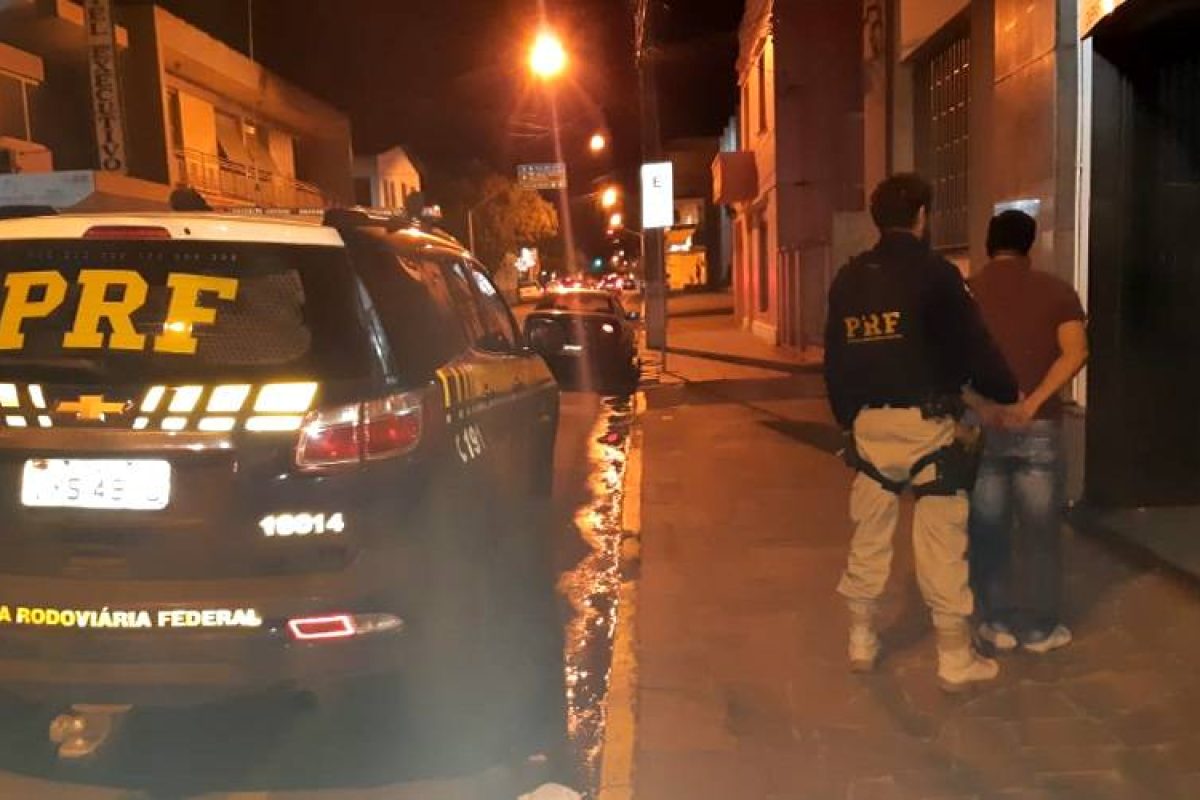 Condutor sofrerá a suspensão do direito de dirigir por até 12 meses. Foto: PRF
