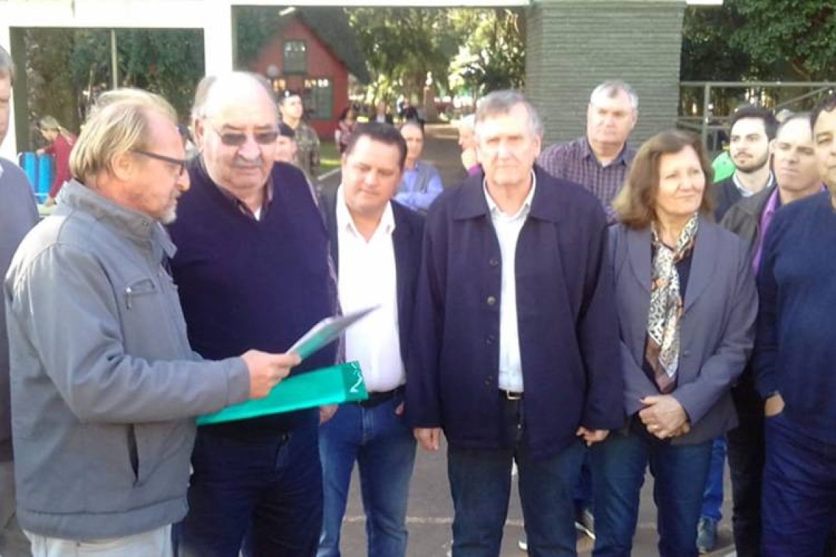 Tito entrega projeto ao prof. Lizoca, representante do deputado Perondi. Fotos: divulgação APDL