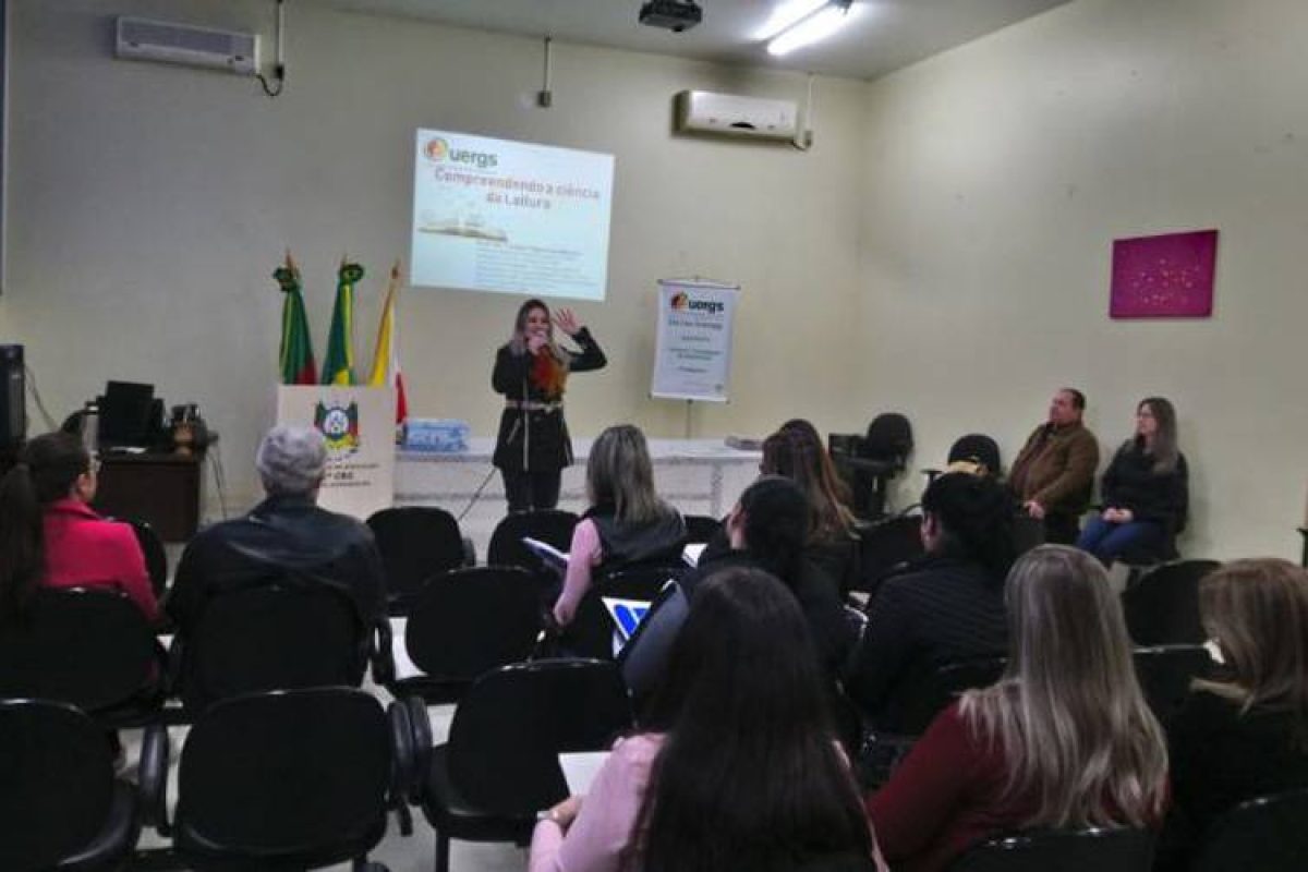 Abertura com a professora Luciane e a presença do Coordenador da 32ª e Assessora Bibliotecas. Foto: UERGS SLG