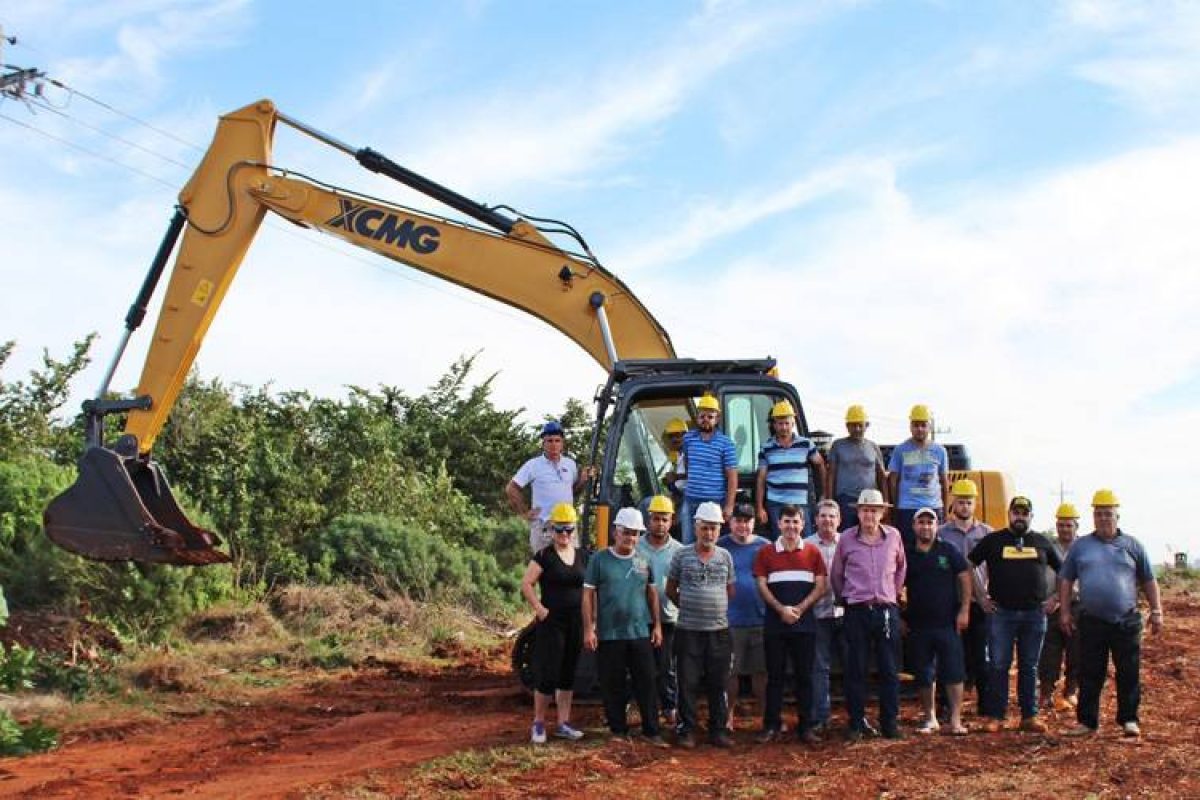 Autoridades e parte da equipe da prefeitura que participou da capacitação. Foto: Assessoria Prefeitura