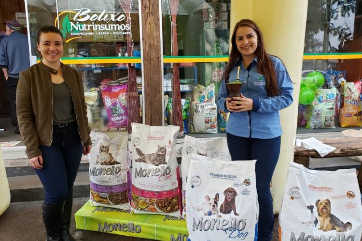 Veterinária Rafaela (E) e proprietária do Bolixo Nuinsumos Andressa Rebolho. Fotos: Genaro Caetano/Rádio Missioneira