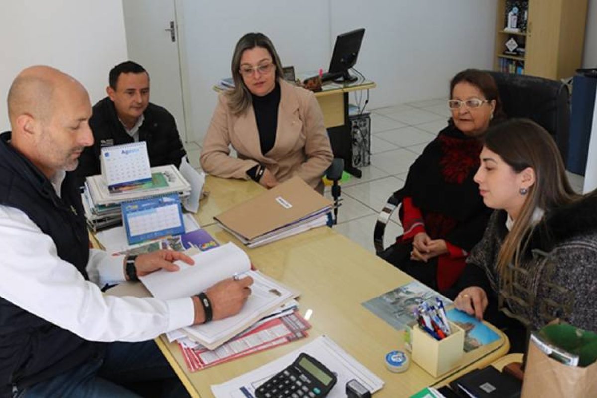 Momento da assinatura do concurso. Foto: divulgação Assessoria