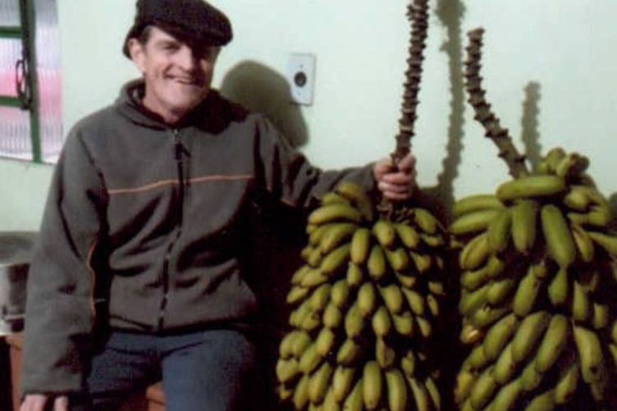 Seno Birck com o cacho colhido. Foto: divulgação Emater