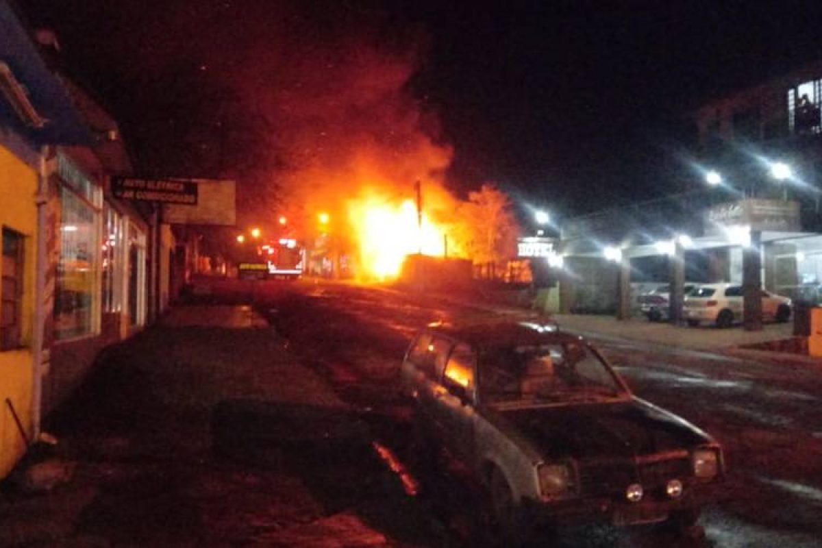 Incêndio ocorreu em endereço da Rua Bento Gonçalves, próximo da Rodoviária. Fotos: divulgação