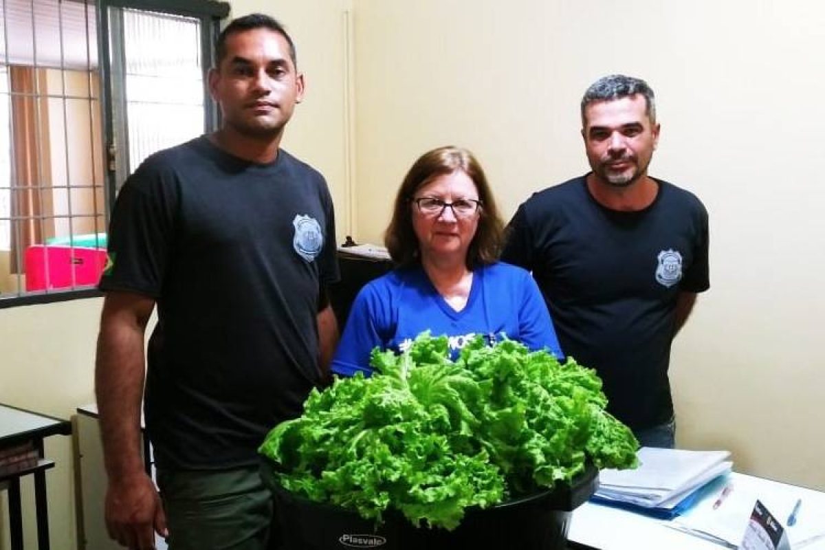 Jânio Pereira Greff e Leandro Borges visitaram as entidades para fazer as doações. Fotos: divulgação Penitenciária SLG