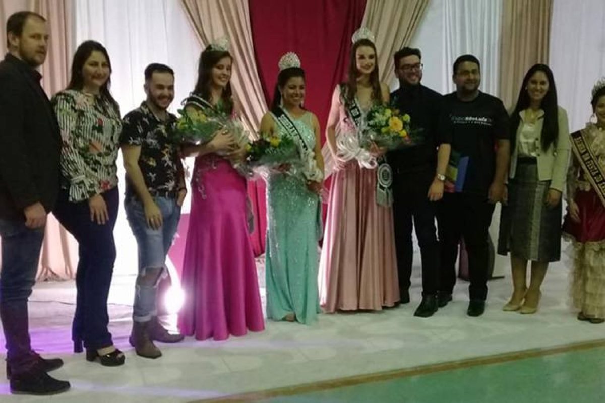 Soberanas eleitas com convidados e participantes do juri. Foto: arquivo pessoal