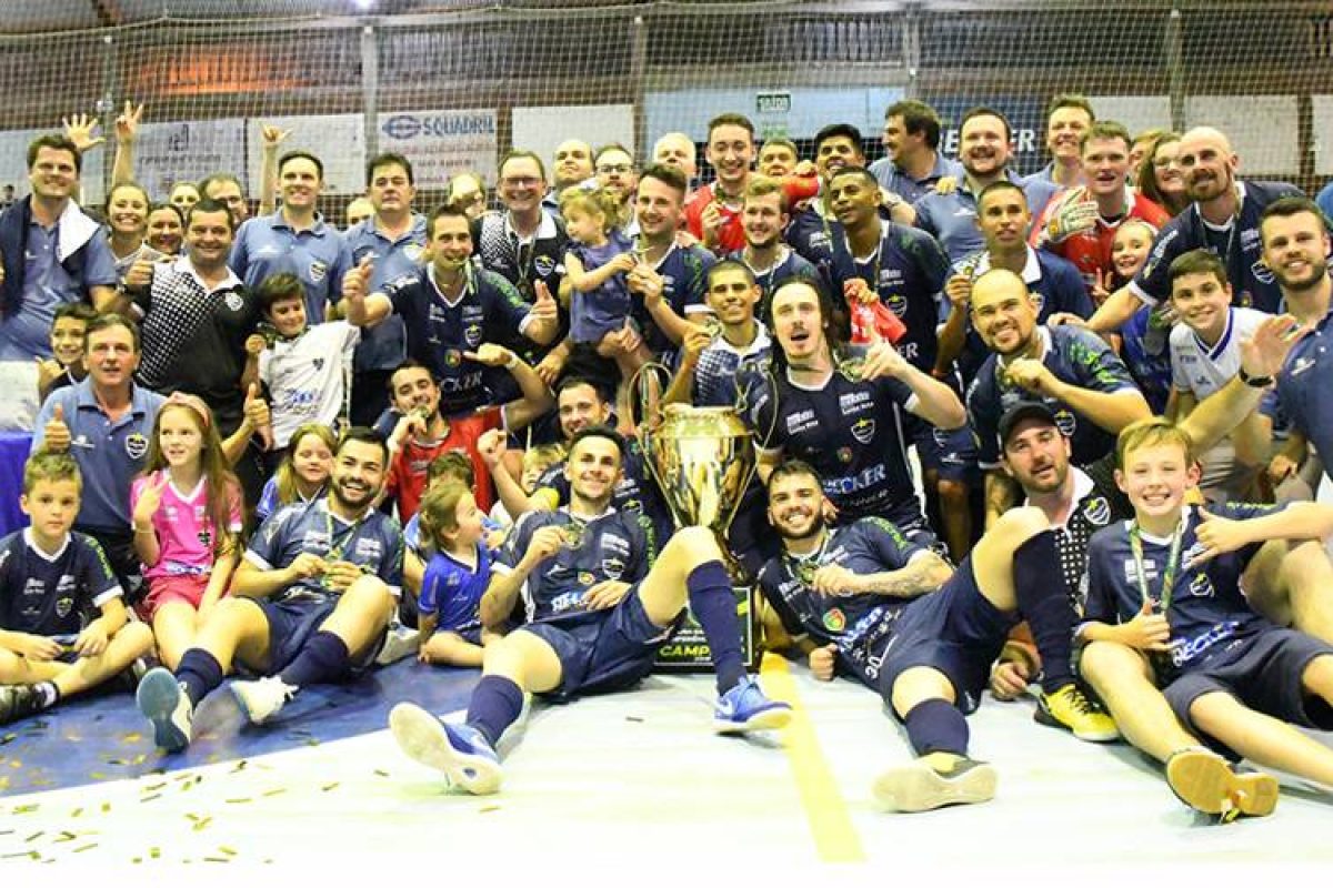 Equipe comemora com diretores, comissão técnica, familiares e torcedores. Foto: Assessoria Cerro Largo Futsal/Lojas Becker