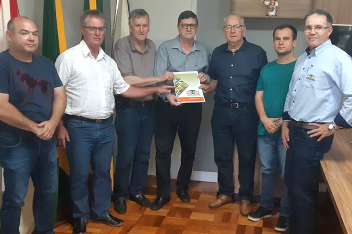 Diretores da Coopatrigo e prefeito participaram de reunião. Foto: divulgação Coopatrigo