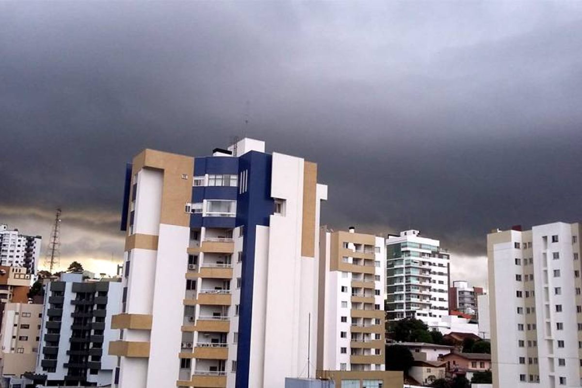 Céu escuro em Pato Branco (PR), registrado pelo ouvinte Claudinei Reisdorfer