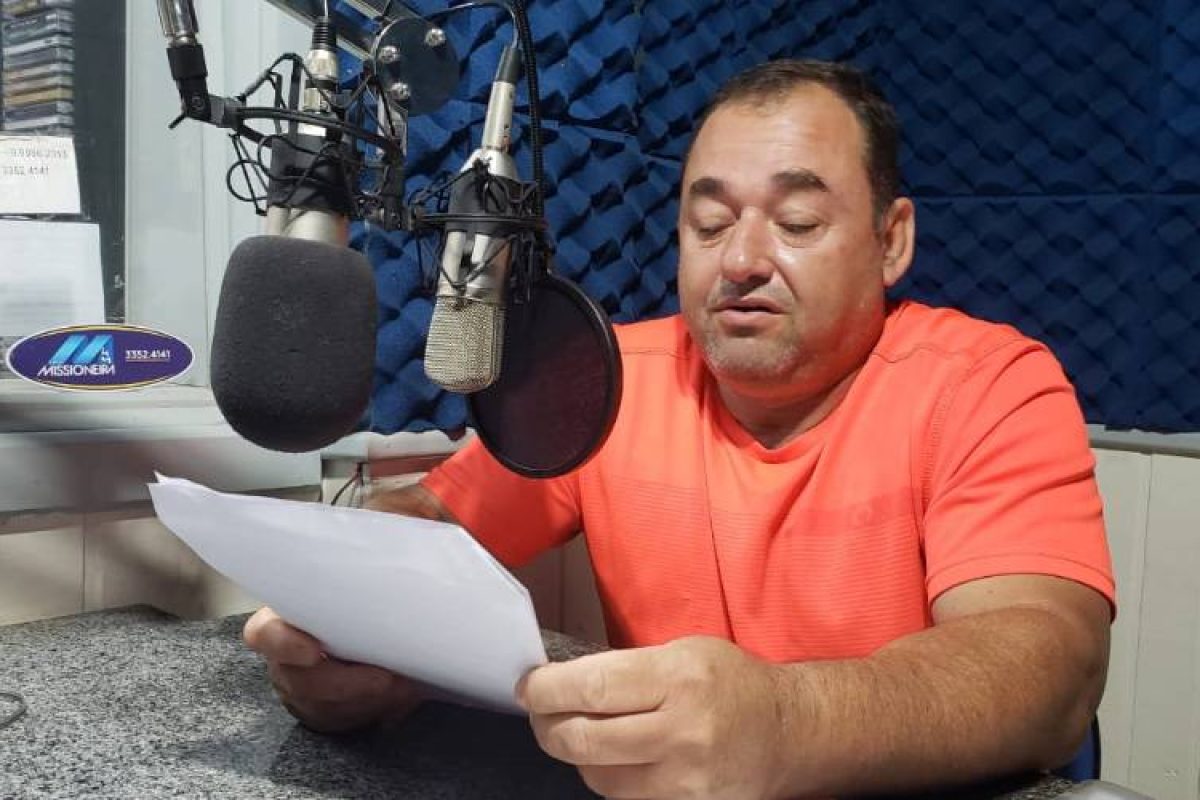 Chico Padilha, organizador da Taça CFC Cadore, informou sobre o campeonato no programa Jornal da Manhã. Foto: Nivaldo Maciel/Rádio Missioneira