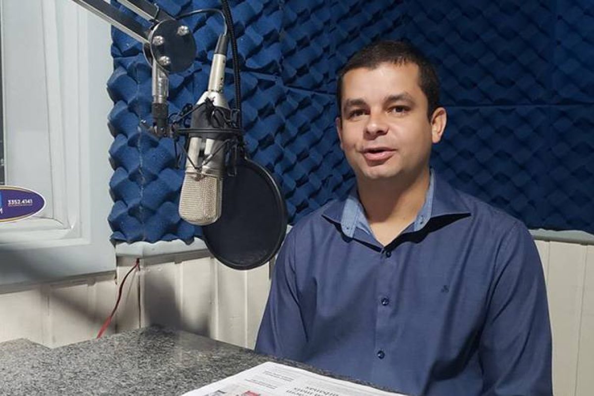 Juiz Thiago da Cunha falou sobre o trabalho como titular da comarca local. Foto: Nivaldo Maciel/Rádio Missioneira