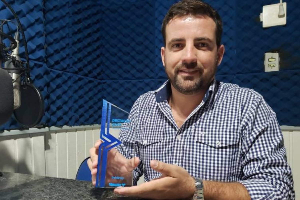 Cristopher com o troféu conquistado pelo trabalho da Irridrop. Foto: Nivaldo Maciel/Rádio Missioneira