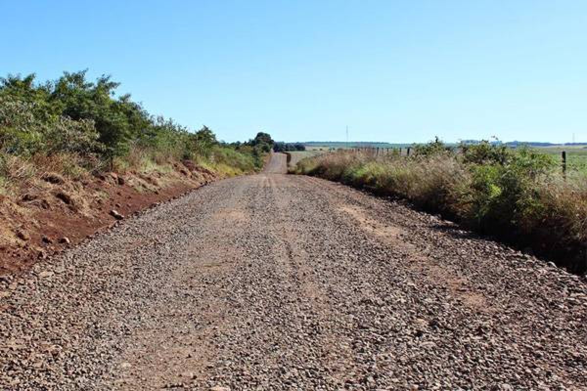 Também com recursos próprios, foi executada recuperação de aproximadamente 10km de um dos acessos a São Lourenço, da BR-285 até a localidade. Foto: Arquivo / Prefeitura de São Luiz Gonzaga
