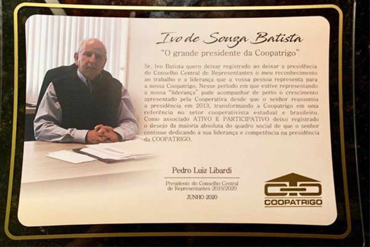 Homenagem do Conselho Central de Representantes recebida pelo presidente Ivo Batista. Foto: divulgação Coopatrigo