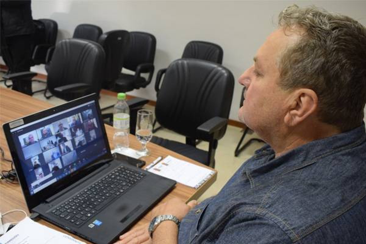 Presidente Ademir Gonzatto concedeu entrevista após conversar com demais prefeitos. Foto: Assessoria AMM