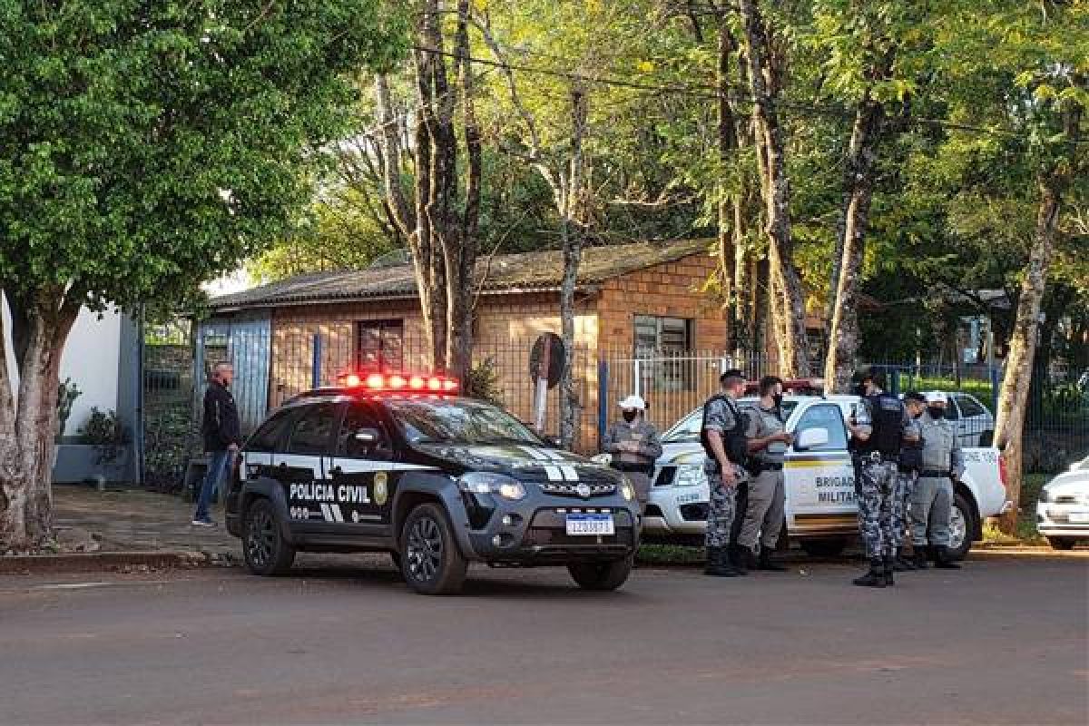 Viatura traz duas suspeitas presas na manhã de hoje. Foto: Genaro Caetano/Rádio Missioneira