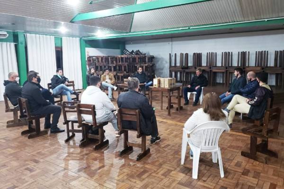 Integrantes da diretoria reunidos no clube Rancho. Foto: Genaro Caetano/Rádio Missioneira