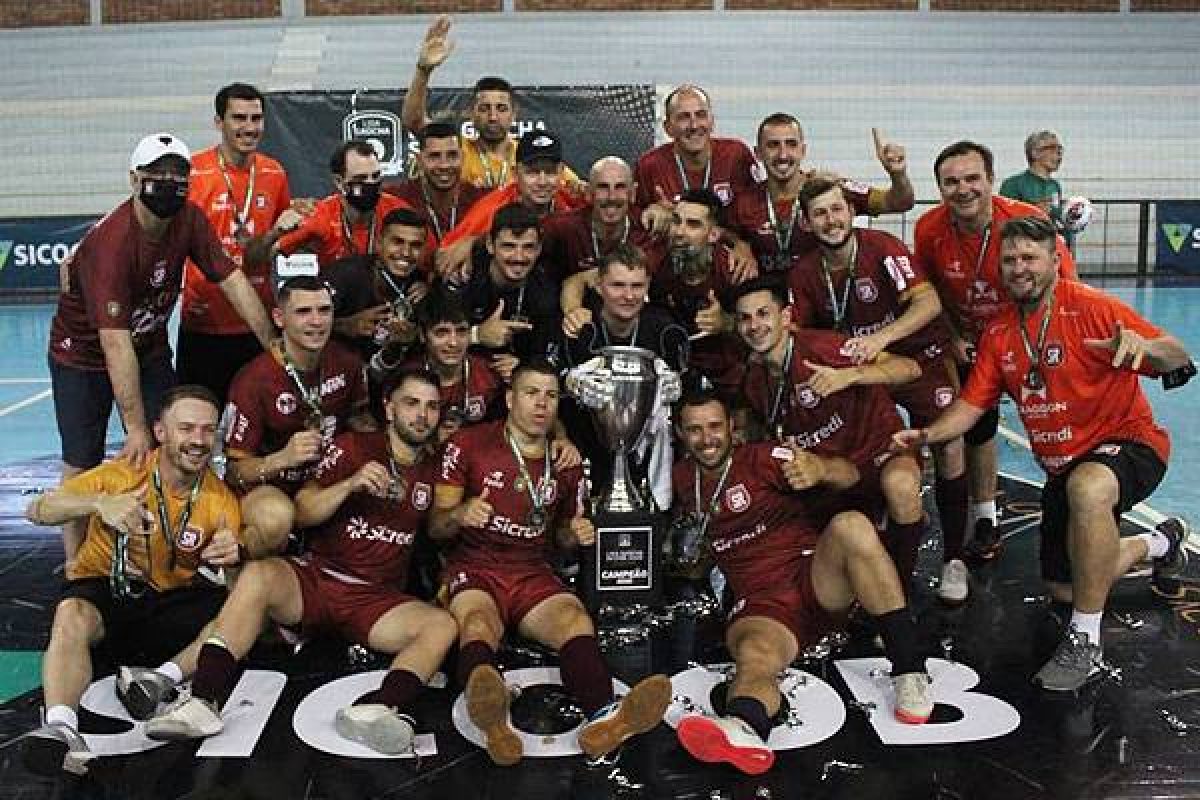 Elenco do Santa Rosa Futsal comemora o ´titulo da Liga Unificada. Foto: Pedro Borghetti