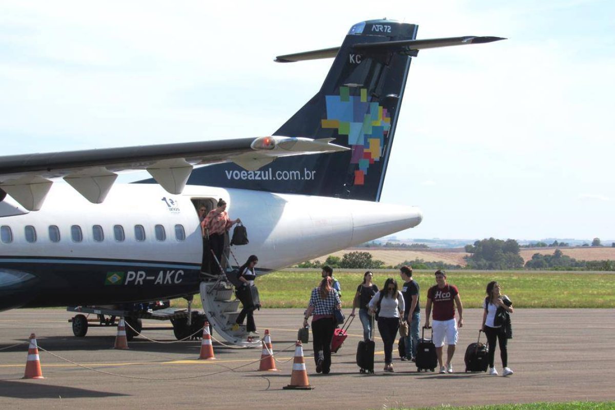 Aeroporto-embarque-e-desembarque-de-passageiros-Copy
