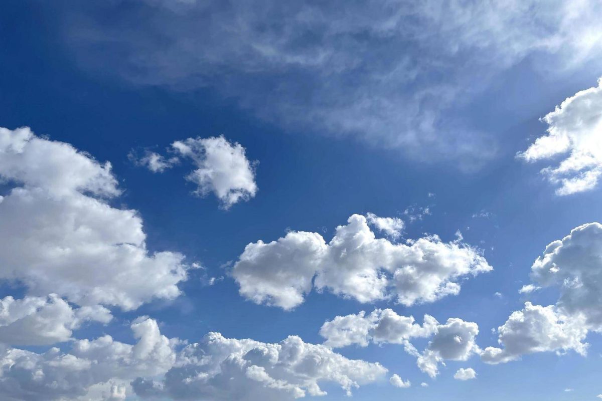 2224121-dia-ensolarado-claro-com-ceu-azul-com-nuvens-brancas-gratis-foto