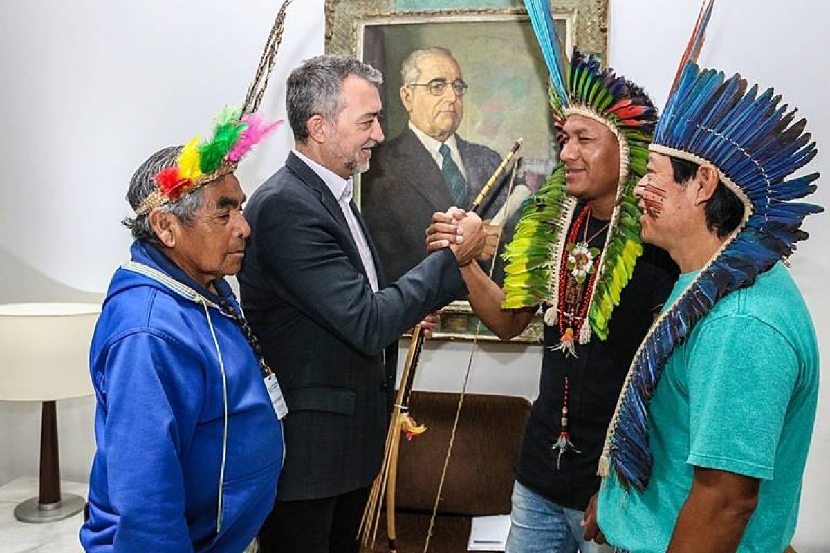 Edegar Pretto e indígenas, em 2019. Foto - Arquivo Leandro Molina