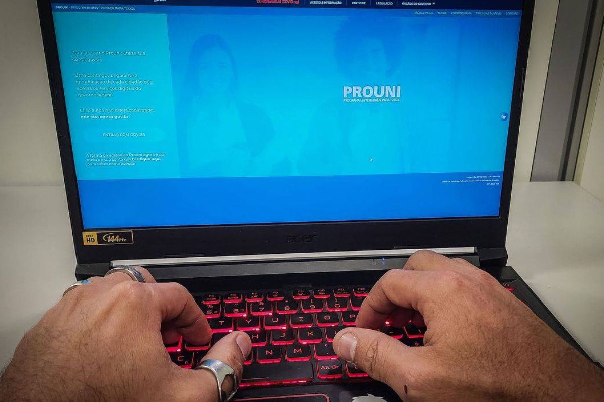 Brasília - 27/06/2023 - O Programa Universidade Para Todos (Prouni) oferta bolsas de estudo, integrais e parciais (50% do valor da mensalidade do curso), em cursos de graduação e sequenciais de formação específica, em instituições de educação superior privadas. As inscrições podem ser feitas pelo celular ou pelo computador. Foto: Juca Varella/Agência Brasil