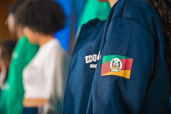 Uso do uniforme escolar passa a ser obrigatório para todos os estudantes da Rede Estadual