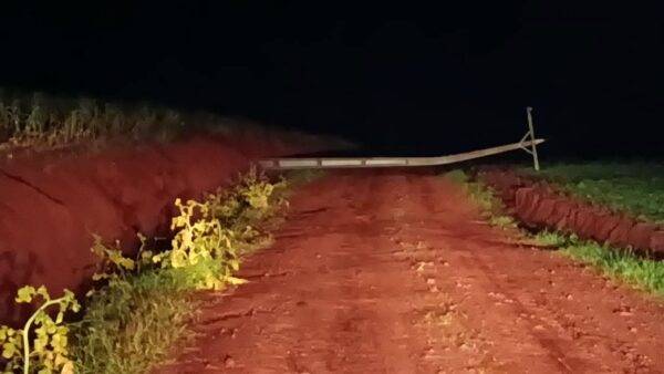Temporal derruba quatro postes e deixa moradores sem energia no interior de São Miguel das Missões