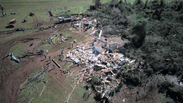 Em visita às áreas atingidas, governador anuncia recursos emergenciais para municípios da região atingidos por tornado e granizo