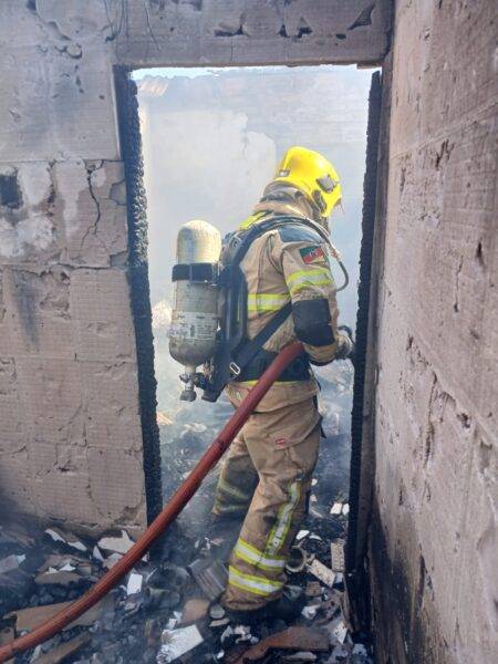 Casa é destruída por incêndio no Bairro Trinta, em São Luiz Gonzaga