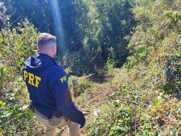 Três pessoas ficam gravemente feridas após carro despencar em ribanceira na BR-287, em Santiago