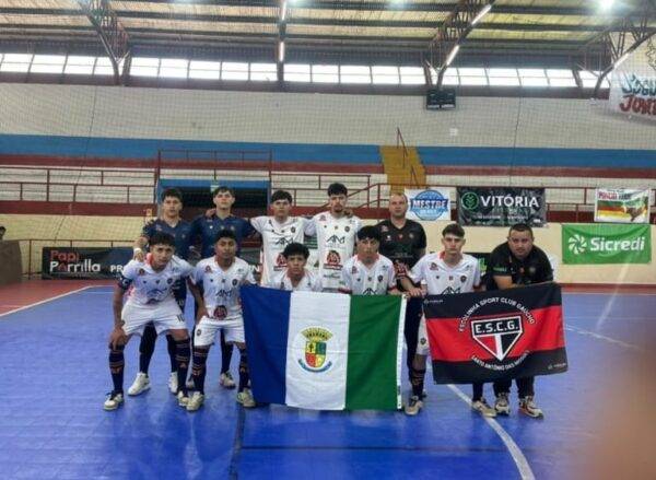Escolinha de Santo Antônio das Missões disputa campeonato estadual de futsal em três categorias