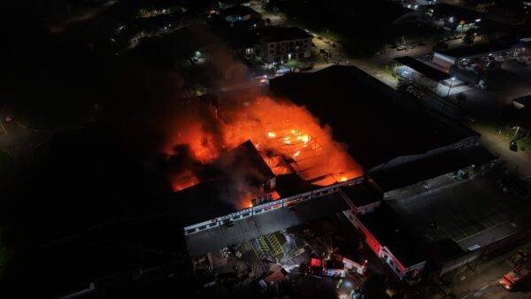 Incêndio em Santo Ângelo destrói uma das maiores indústrias de embalagens plásticas do Noroeste gaúcho