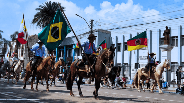 São Luiz Gonzaga encerra Festejos Farroupilhas com tradicional desfile