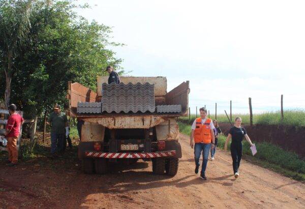 Entre-Ijuís inicia distribuição de telhas a dezenas de famílias afetadas pelo temporal