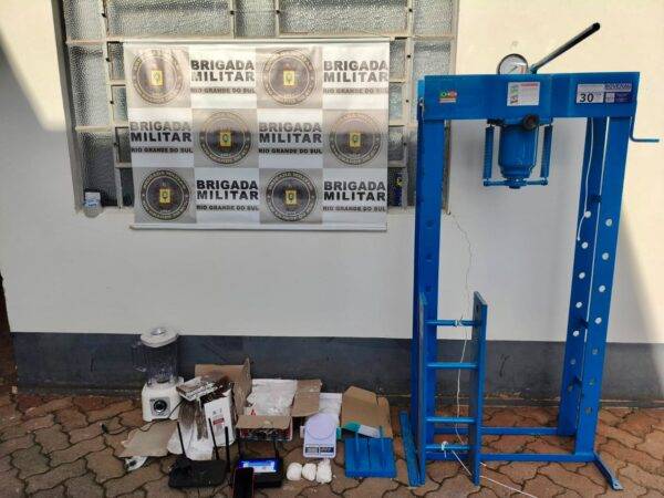 Casal é preso sob suspeita de manter laboratório de drogas em Senador Salgado Filho